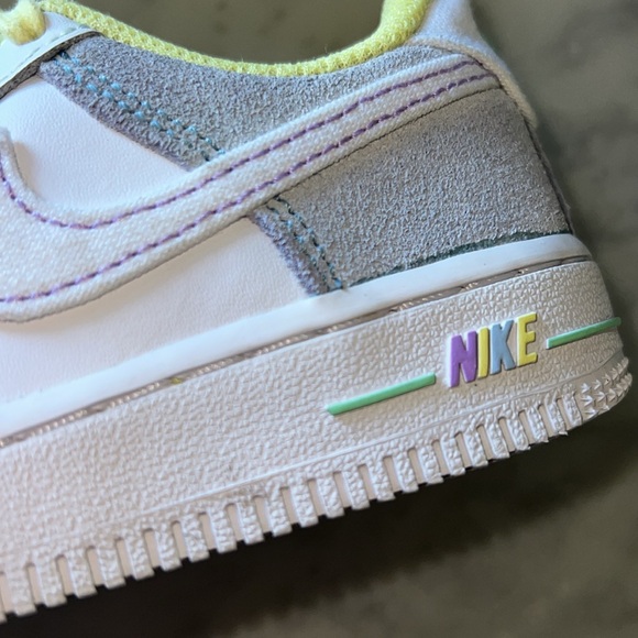 Nike limited edition 2022 10.5 Easter Airforce 1 - Picture 3 of 12